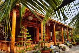 Bên trong căn nhà làm từ 4.000 cây dừa của đại gia miền Tây