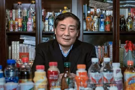 Biết gì về tỷ phú cực tiết kiệm khi mặc quần áo bình thường, đi giày đến rách?