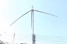 Cánh quạt điện gió ở Gia Lai gãy, treo lơ lửng trên không trung 