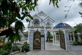 Căn biệt thự Hoa hậu Phan Thị Mơ tặng ba mẹ xây trên khuôn viên rộng 1.000m2