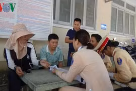 Chạy quá tốc độ, khách Trung Quốc cố ý đâm ôtô vào tổ tuần tra