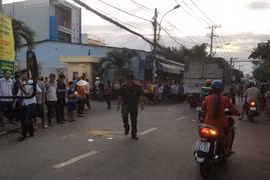 Văng khỏi vòng tay cha, bé 2 tuổi tử vong tại chỗ