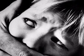 Sang chơi nhà hàng xóm, bé gái 8 tuổi bị dụ dỗ và hiếp dâm 2 lần