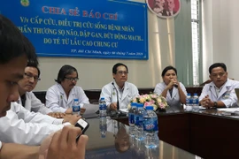 Cứu sống bé gái rơi từ tầng 7 chung cư	