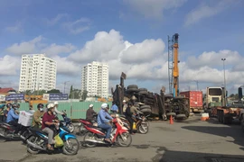 TPHCM: Sập cần cẩu ở công trình trọng điểm, giao thông hỗn loạn