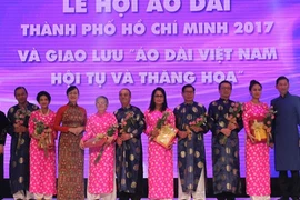 Lãnh đạo TP HCM trang trọng mặc áo dài dự lễ hội