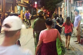 TPHCM: Nổ 2 phát súng, bắt đối tượng dùng dao chống trả CA