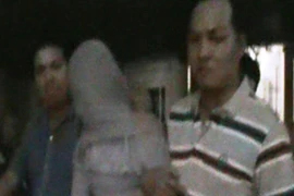 Nghẹt thở bắt đối tượng truy nã trên xe khách ở Sài Gòn