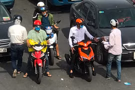 Hàng loạt người làm xấu phố phường, chính quyền “ngó lơ”?