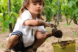 Giải mã chứng bệnh khiến trẻ chỉ thích ăn đất cát