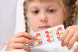  7 thuốc quen thuộc mẹ phải rất cảnh giác khi dùng cho con