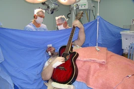 Sửng sốt bệnh nhân vừa mổ não vừa chơi guitar