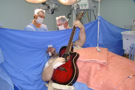 Sửng sốt bệnh nhân vừa mổ não vừa chơi guitar