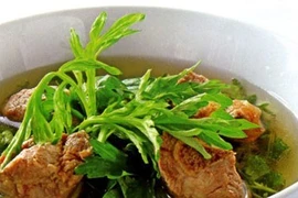 Món ăn từ ngải cứu giúp giảm khó chịu ngày đèn đỏ