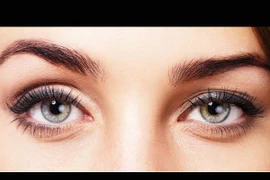 Cách chăm sóc mắt khỏe đẹp trong ngày mưa gió