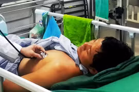 Ngộ độc nặng do nhờ thầy lang đắp thuốc chữa rắn cắn