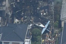 Máy bay rơi xuống Tokyo, ba tòa nhà bốc cháy như đuốc