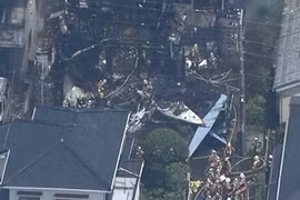 Máy bay rơi xuống Tokyo, ba tòa nhà bốc cháy như đuốc