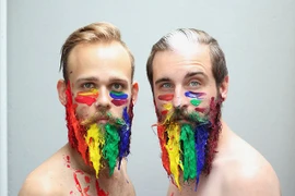 Tròn mắt với bộ râu có 1-0-2 của cặp đôi đồng tính