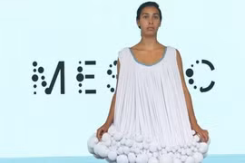 Sửng sốt thời trang quái dị từ phân bò 