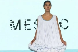 Sửng sốt thời trang quái dị từ phân bò 