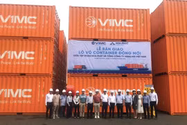 Hòa Phát bàn giao lô container cho VIMC