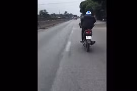 Hoảng hốt cảnh thanh niên lái xe bằng chân, tay dùng điện thoại