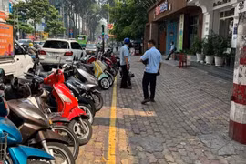 Người buôn bán ở vỉa hè sẽ hết cảnh vừa bán vừa lo bị... đuổi 