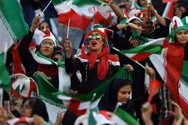Sau 4 thập kỷ, hàng ngàn phụ nữ Iran cuối cùng cũng được xem bóng đá