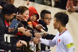 Quang Hải đến nắm tay mẹ sau khi thắng U23 Indonesia