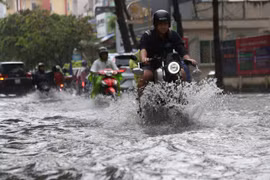 Mưa lớn, nhiều khu vực ở TP Hồ Chí Minh ngập nặng 
