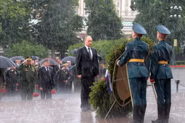 Hình ảnh lãnh đạo thế giới dầm mưa tôn vinh liệt sĩ
