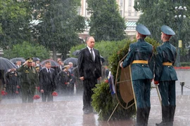 Hình ảnh lãnh đạo thế giới dầm mưa tôn vinh liệt sĩ
