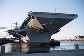 Đặt chân lên tàu sân bay hạt nhân lớn nhất thế giới