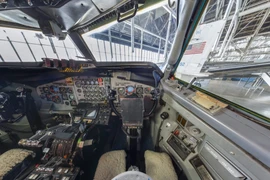 Đột nhập chuyên cơ Không lực Một đầu tiên của Tổng thống Mỹ