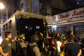 Giữa “tâm bão”, hàng loạt nữ tiếp viên thoát y trong nhà hàng