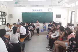 Khổ sở nộp hồ sơ vào lớp 10: Nhiều phụ huynh vẫn “lắc đầu” với đăng ký trực tuyến 