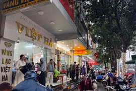 Đội mưa đến mua “lộc đầu Xuân” ở phố vàng Hà Tĩnh