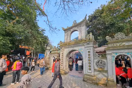 Dòng người chen chân đi lễ đền Chợ Củi