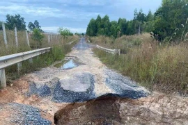 Đường gom cao tốc Phan Thiết - Dầu Giây xuất hiện hố tử thần