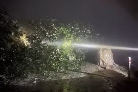 Đường lên Cửa khẩu quốc tế Cầu Treo tắc nghẽn do sạt lở