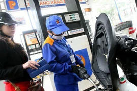 Xăng RON95 giữ nguyên giá, xăng E5 và dầu tăng nhẹ từ hôm nay 