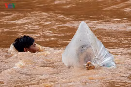 Điện Biên: Vì sao học sinh Huổi Hạ phải chui túi nilon qua suối?
