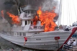 Lại cháy tàu du lịch trên Vịnh Hạ Long