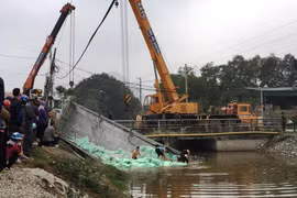 Va chạm kinh hoàng, xe tải lao xuống kênh, tài xế tử vong