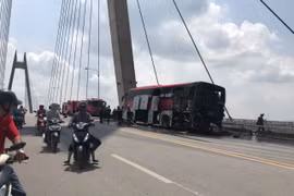 Hải Phòng: Xe khách bốc cháy dữ dội khi đang lưu thông, tài xế thoát chết