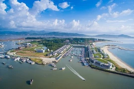 Khách hoảng hốt vì buồng máy tàu du lịch Hạ Long ngập khói