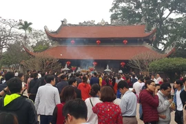 Ảnh: Hàng nghìn người đổ về đền thờ Danh y Tuệ Tĩnh cầu sức khỏe