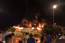 Hưng Yên: Chợ Gạo và nhà máy nhựa bốc cháy ngùn ngụt trong đêm