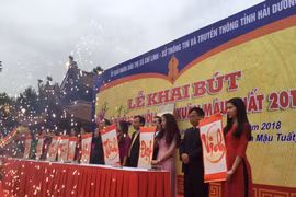 Ngắm chữ “Rồng múa, phượng bay” tại lễ khai bút đền Chu Văn An